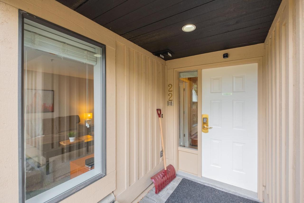 Snowberry By Outpost Whistler Villa Exteriör bild